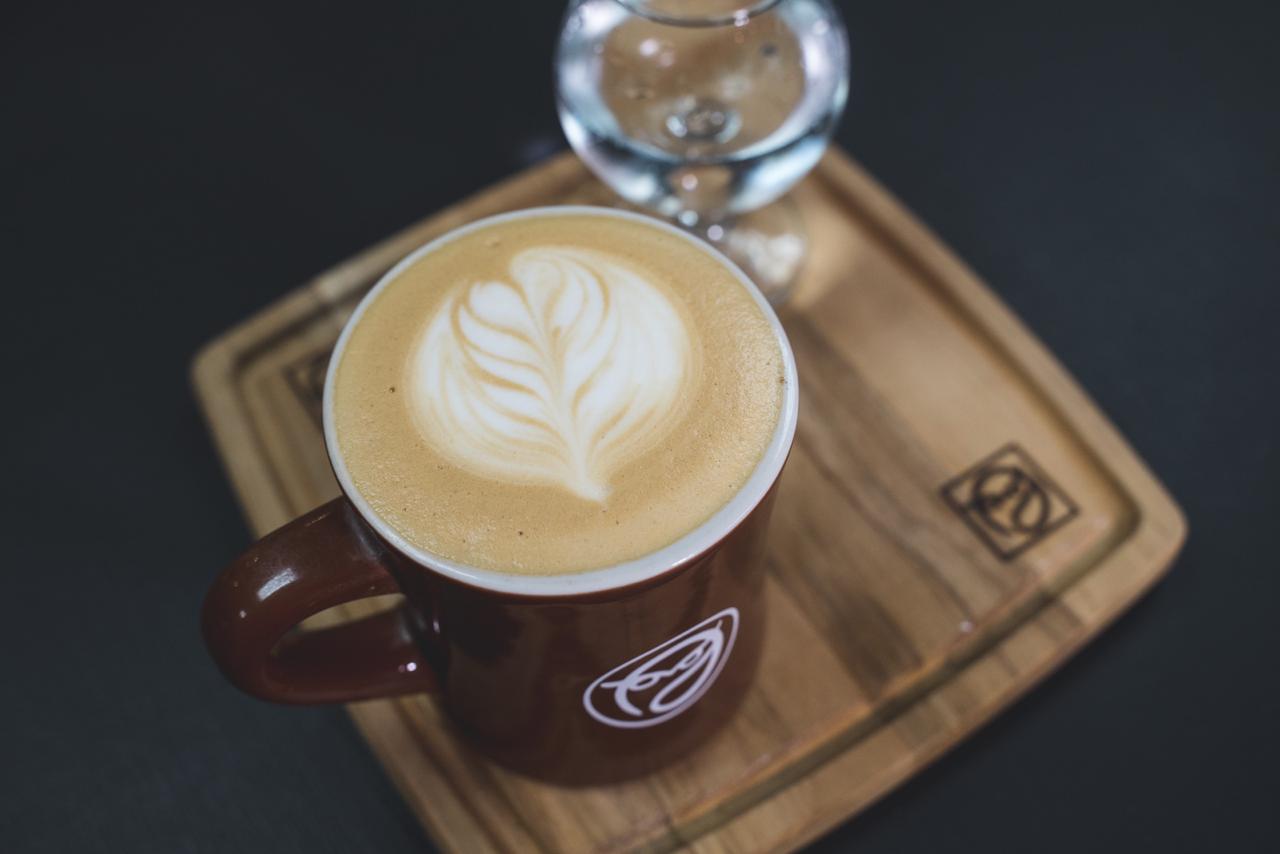 Café Latte junto a una copa